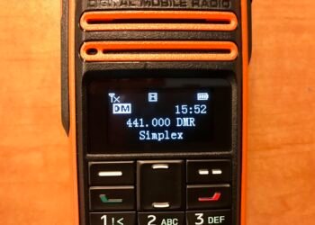 Hytera TD580 DMR handheld radio showing 441.000 MHz DMR simplex frequency on its display for ham radio use.